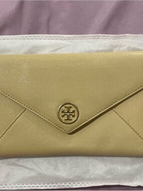 Tory Burch Cream Patent Leather Robinson Envelope Wristlet Clutch